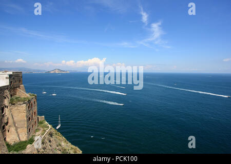 Vue imprenable de Terra Murata - Corricella sur Procida, Golfo di Napoli, Italie - vers le sud, vue sur le Golfo di Napoli, Italie Banque D'Images