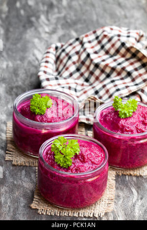 Purée de betteraves dans un bocal en verre sur la table en bois Banque D'Images