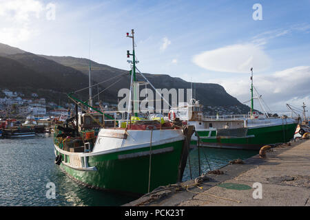 Bateaux de pêche colorés ou les navires amarrés ou attaché à quai ou côté quai au port de travail de Kalk Bay, False Bay, Cape Peninsula Banque D'Images