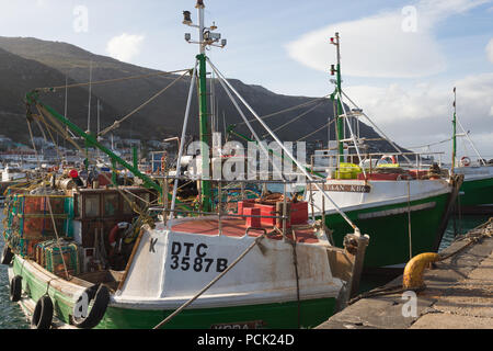 Bateaux de pêche colorés ou les navires amarrés ou attaché à quai ou côté quai au port de travail de Kalk Bay, False Bay, Cape Peninsula Banque D'Images