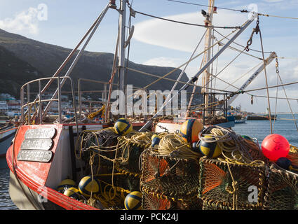 Bateaux de pêche colorés ou les navires amarrés ou attaché à quai ou côté quai au port de travail de Kalk Bay, False Bay, Cape Peninsula Banque D'Images