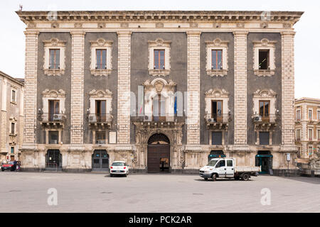 Italie Sicile Catania Piazza Duomo Palazzo Municipio de ville a été Chierici entrée Séminaire Mercato Pescheria Fish Market & Fontaine de l'Amenano Banque D'Images