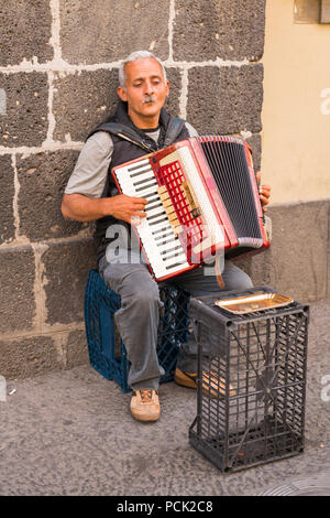 Italie Sicile Catane Via Etnea vieux mendiant musicien accordéon rouge hitler busker moustache brosse à dents expression vacants scène de rue Banque D'Images