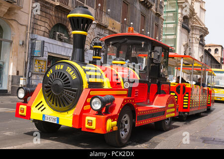 Italie Sicile Catane Via Vittorio Emanuele 11 STS Fun Train touristique les touristes touristes noir jaune rouge sightseeing bus rue scène de rue Banque D'Images