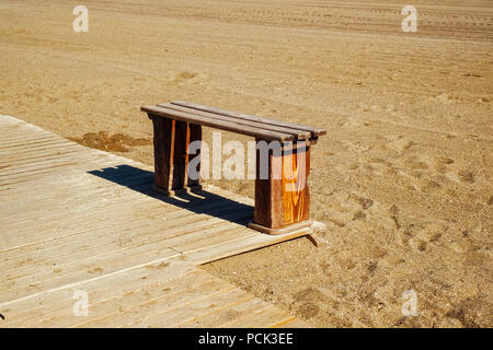 Banc en bois sur la plage Banque D'Images