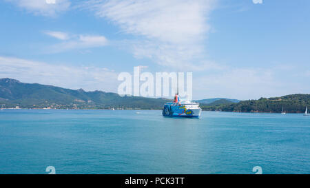 La Moby Line ferry Moby Niki arrive au port de Portoferraio, l'île d'Elbe, Toscane, Italie Banque D'Images