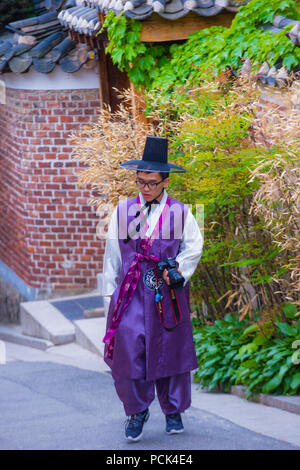 Séoul - 10 MAI : homme portant des vêtements coréen Hanbok à Séoul, Corée, le 10 mai 2018. Coréen Hanbok est un vêtement traditionnel Il est caractérisé par vibreur Banque D'Images