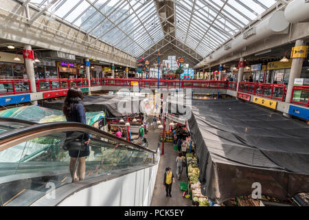 Marché public de Richmond à Richmond, BC, Canada. Rempli avec des stands proposant de la nourriture asiatique et les légumes frais. Banque D'Images