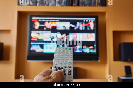 Montréal, Canada, le 1 août, 2018.Close-up d'une télécommande de télé en face d'un écran de télévision.Credit Mario Beauregard/Alamy Live News Banque D'Images