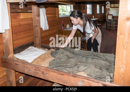 Chinese men's Bunkhouse à Britannia Lieu historique Chantiers à Steveston, BC, Canada. Il y a eu souvent de 100 hommes dans un bâtiment à peine 100 x 50 pieds. Il y avait beaucoup plus de berceaux comme indiqué ici. Banque D'Images