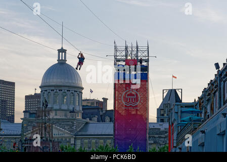 Une personne à descendre la corde à Montréal Vieux Port avec le dôme de la derrière le Marché Bonsecours Banque D'Images