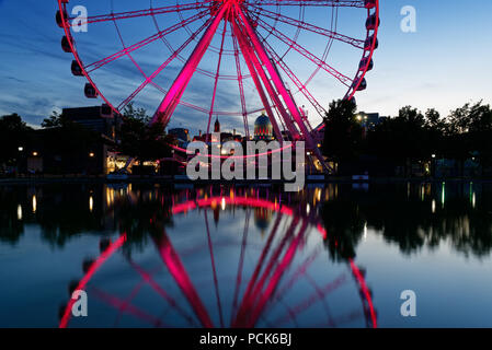 La Grande Roue de Montréal La Grande Roue de Montréal dans le Vieux Port de nuit Banque D'Images