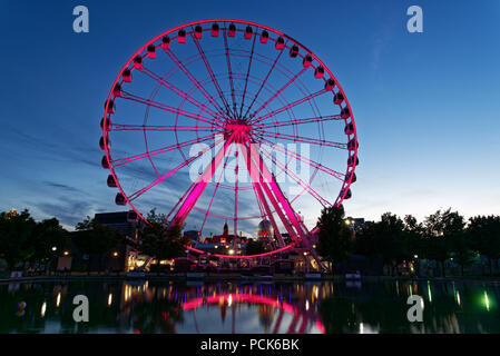 La Grande Roue de Montréal La Grande Roue de Montréal dans le Vieux Port de nuit Banque D'Images