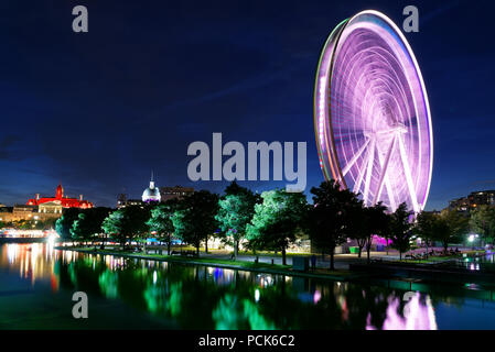 La Grande Roue de Montréal La Grande Roue de Montréal dans le Vieux Port de nuit Banque D'Images