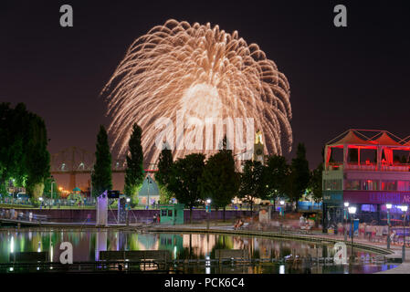 Le Concours international de pyrotechnie de Montréal avec le Pont du Port de Montréal et Vieux Port Tour de l'horloge et Bassin Bonsecours Banque D'Images