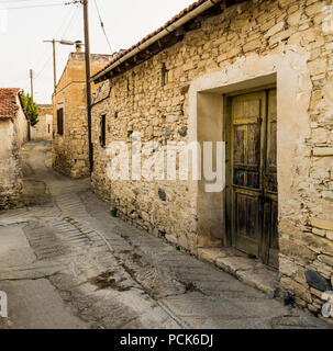 Omodos, Chypre. Mai 2018. Un pictureesque street dans le village traditionnel de Omodos à Chypre. Banque D'Images