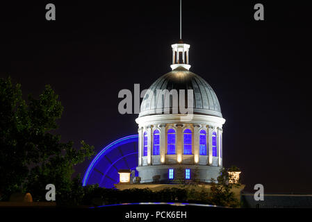 Le dôme du Marché Bonsecours à Montréal le Vieux Port avec la grande roue La Grande Roue tournant derrière Banque D'Images