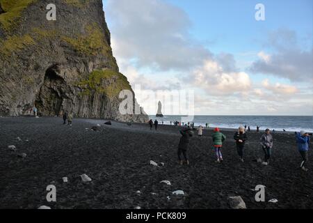 Les piles de la mer, des falaises et des grottes à plage de sable noir, de Reynisdrangar Reynisfjara qui jouit, dans le sud de l'Islande Banque D'Images