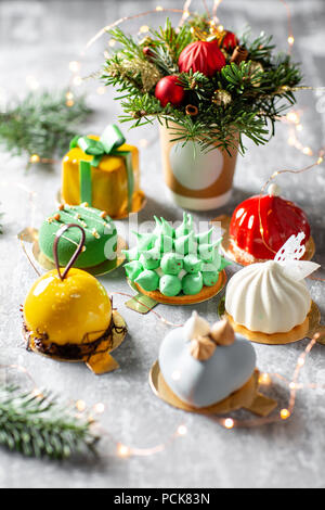 Joyeux Noël carte. Variété de délicieux gâteaux sucrés. Branches de sapin sur fond gris. Joyeux Noël carte. L'humeur de l'an Banque D'Images