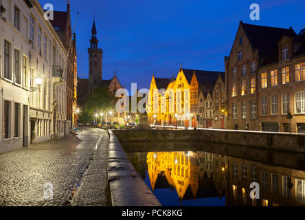 Jan van Eyckplein et Poortersloge à côté de la vieille maison illuminée sans frais à Bruges dans la nuit. Banque D'Images