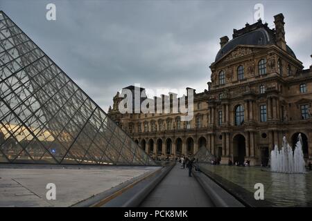 Colonnade Perrault Square et le Musée du Louvre Banque D'Images