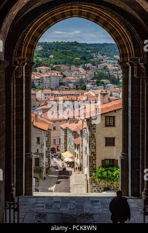 Vue de la porte principale de la cathédrale de Notre Dame de l'annonciation ou Cathédrale Notre-Dame du Puy dans la ville de Le Puy-en-Velay en Auvergn Banque D'Images