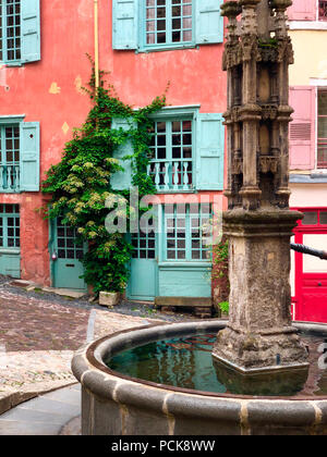 Scène de rue de vieux bâtiments et une pompe à eau dans la ville de Le Puy-en-Velay en Auvergne-Rhone-Alpes en France. Banque D'Images