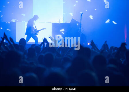 BONTIDA POUR, Roumanie - 22 juillet 2018 : Néerlandais musicien et Dj San Holo live au festival Château électrique Banque D'Images