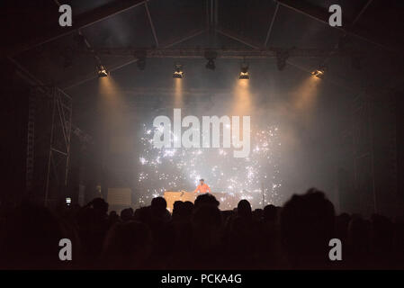 BONTIDA POUR, Roumanie - 22 juillet 2018 : Néerlandais musicien et Dj San Holo live au festival Château électrique Banque D'Images