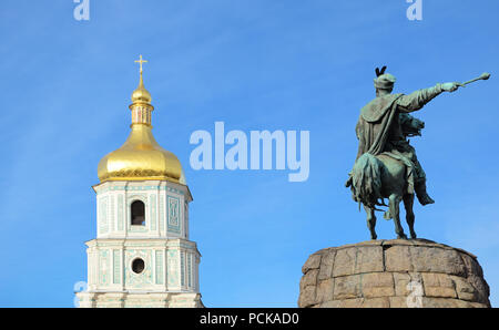 Clocher et la sculpture de l'homme sur un cheval sont dans le ciel. Cathédrale Sainte-Sophie et le monument de Bohdan Khmelnytskyi sont religieux et Historica Banque D'Images