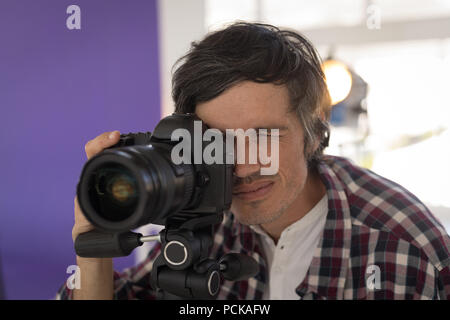 Prendre des photos du photographe dans le studio Banque D'Images