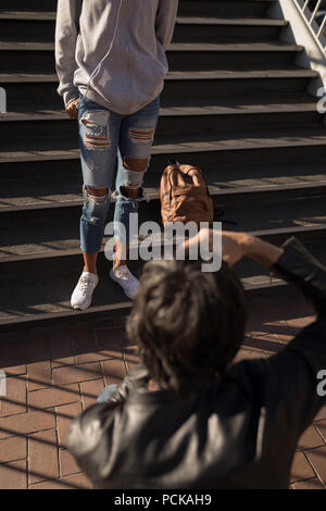 Photographe à prendre des photos d'un modèle en street Banque D'Images