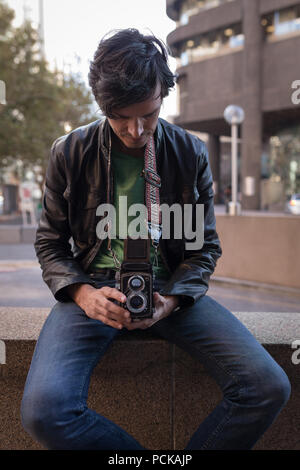 Photographe de prendre des photos dans la rue Banque D'Images