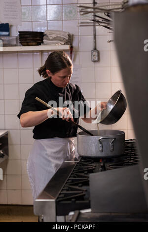 Le chef cooking in commercial Kitchen Banque D'Images