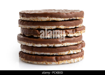 Pile de six galettes de riz chocolat isolé sur blanc. Banque D'Images