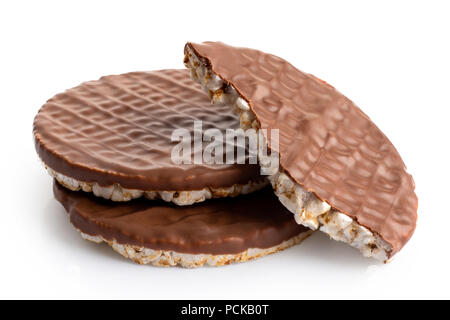 Pile de deux et demi de gâteaux de riz au chocolat isolé sur blanc. Banque D'Images