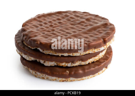 Pile de trois gâteaux de riz au chocolat isolé sur blanc. Banque D'Images