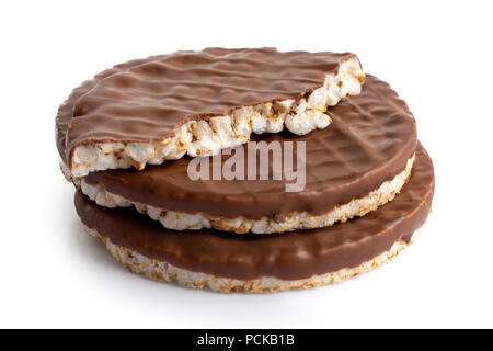 Pile de deux et demi de gâteaux de riz au chocolat isolé sur blanc. Banque D'Images