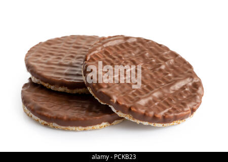 Pile de trois gâteaux de riz au chocolat isolé sur blanc. Banque D'Images