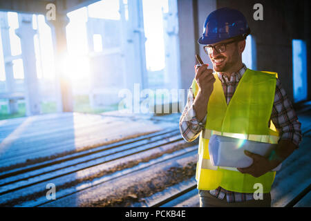 Architect communication sur le talkie-walkie sur le site Banque D'Images