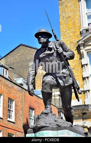 Londres, Angleterre, Royaume-Uni. St Saviours Southwark War Memorial (1922 : Philip Lindsey Clark) sur Borough High Street, Southwark. 1924 dévoilée Banque D'Images