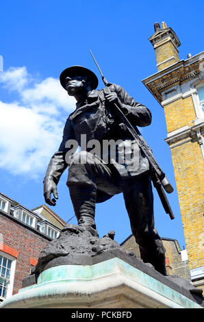 Londres, Angleterre, Royaume-Uni. St Saviours Southwark War Memorial (1922 : Philip Lindsey Clark) sur Borough High Street, Southwark. 1924 dévoilée Banque D'Images