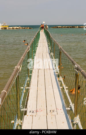 Pier en inox et bois à l'embarquement de touristes sur les bateaux de l'Igea Marina près de Rimini en Italie Banque D'Images