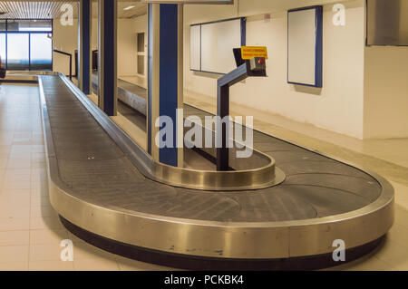 Transfert des bagages Bagages vides et rack à l'aéroport de Rimini en Italie Banque D'Images