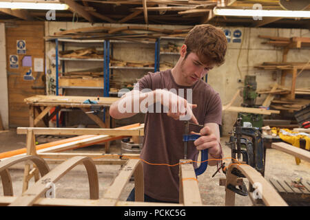 Male carpenter travaillant en atelier Banque D'Images