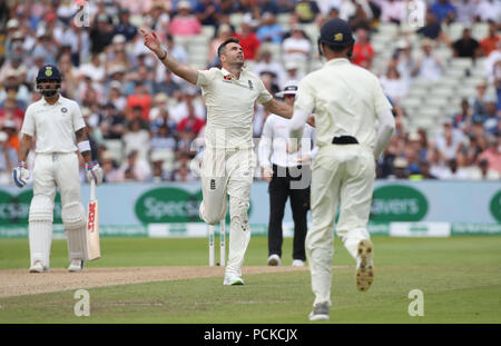 Angleterre bowler James Anderson célèbre en tenant le wicket de l'Inde durant deux jours Ravichandran Ashwin Specsavers du premier test match à Edgbaston, Birmingham.au cours de la deuxième journée de la premier test match Specsavers à Edgbaston, Birmingham. Banque D'Images