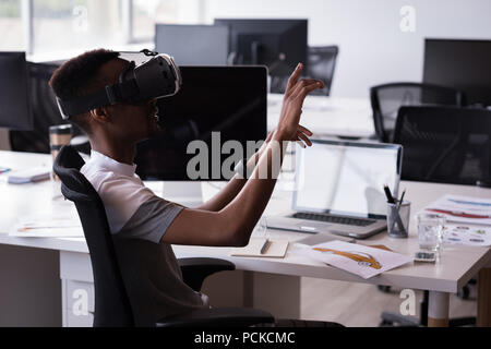 Bureau de l'aide de casque de réalité virtuelle sur son bureau Banque D'Images