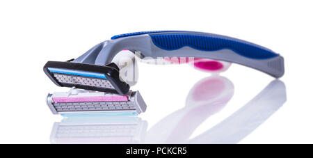 Nouvelle machine de rasage sur blanc fond isolé Banque D'Images