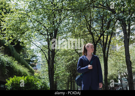 Sporty woman walking on street Banque D'Images