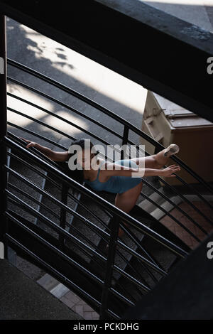 Femme danseuse de ballet dancing on stairs Banque D'Images